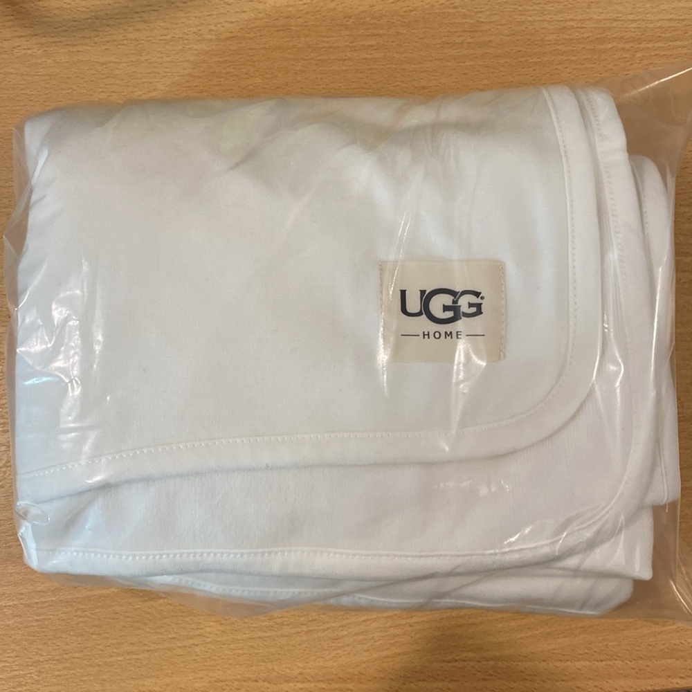 UGG Home White Oversized Cozy Throw Blanket 120x40 NWOT Soft Plush OS